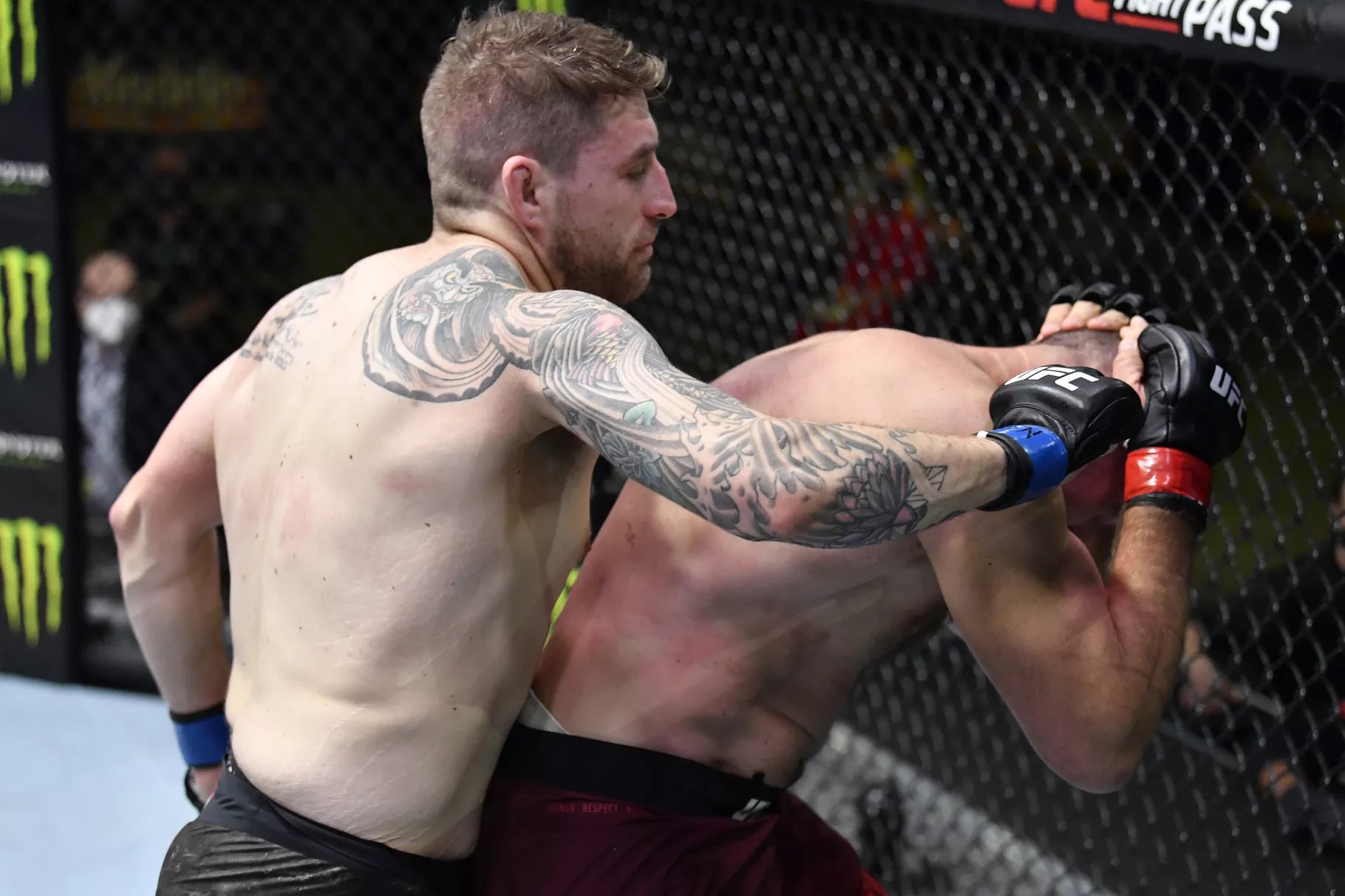Another knockout victory! Few Will Hunt Ambassador Chris Daukaus bombards Oleinik at UFC Vegas 19